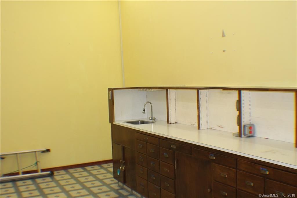 9 N Main St, Enfield, CT 06082